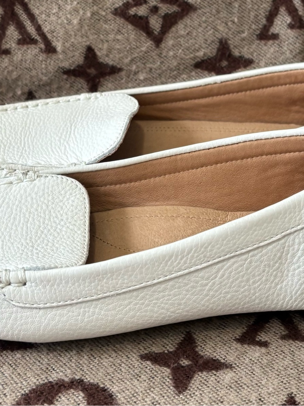 UGG Women's White Leather Driving Loafers - size 8.5 - Picture 3 of 7